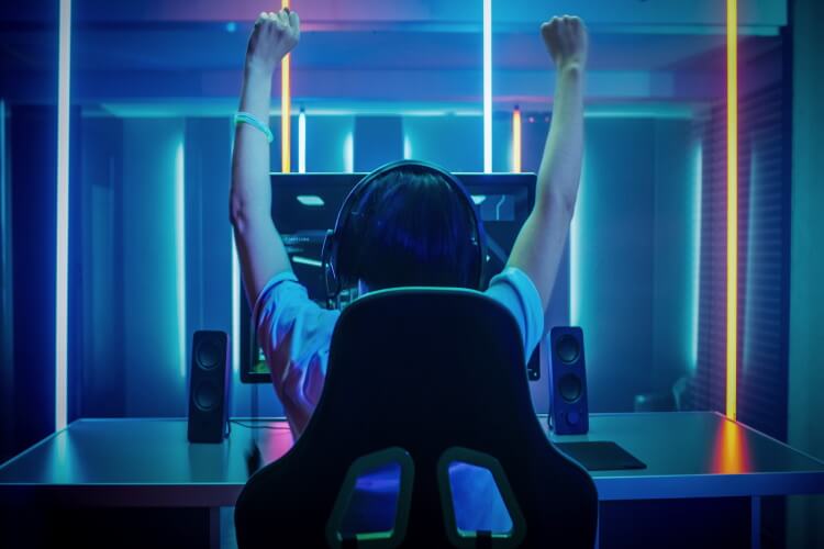 Apuestas online gamer-festejando-en-su-computadora-escritorio-de-un-gamer-juego-de-computadora-esports