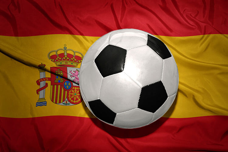 pelota-de-futbol-que-esta-sobre-la-bandera-de-espana-bandera-de-espana-flameando-pelota-de-futbol-Betfair