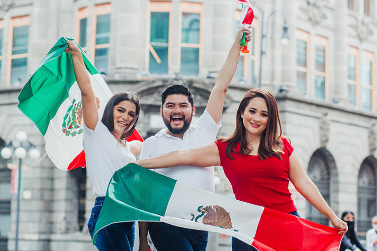 apuesta-por-selección-mexicana - personas-alentando-bandera-mexico