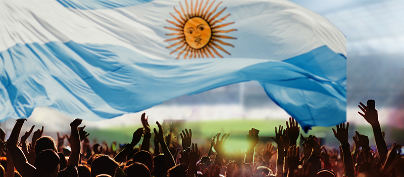 bandera argentina e hinchas